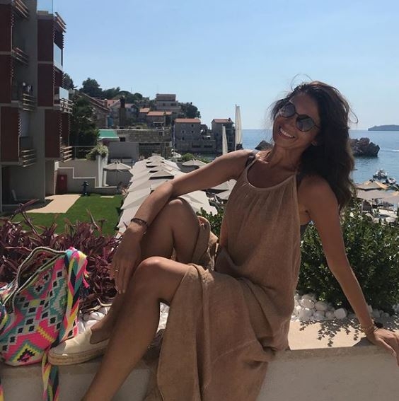 (FOTO) Sanja Marinković uživala na crnogorskom primorju: U petoj deceniji izgleda kao tinejdžerka!