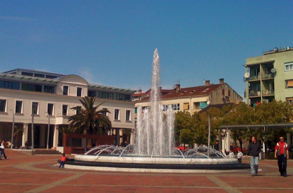 Podgorica: Štandovi za prodaju polovnih udžbenika na Trgu nezavisnosti