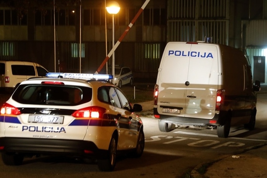 Kombi s migrantima sletio u rijeku, žena umrla, vozač pobjegao u minsko polje