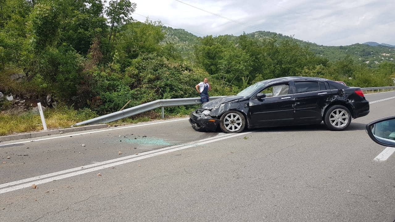 Udes kod Budoša, “ševrolet” proklizao pa udario u bankinu
