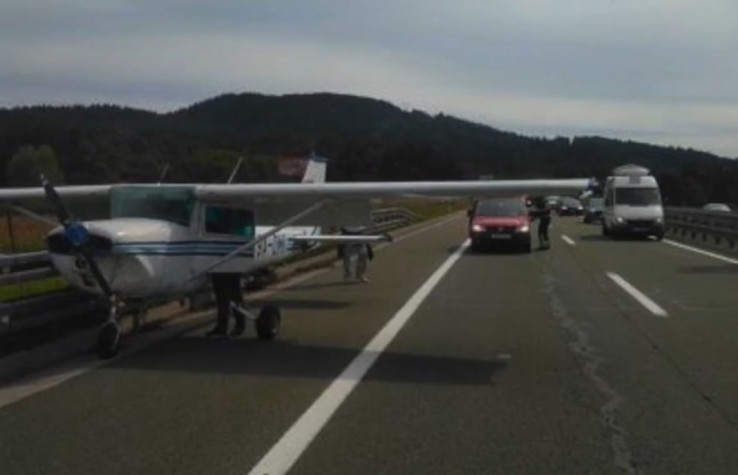 Drama u Hrvatskoj: Avion sletio na put, vozači u šoku gledali šta se dešava