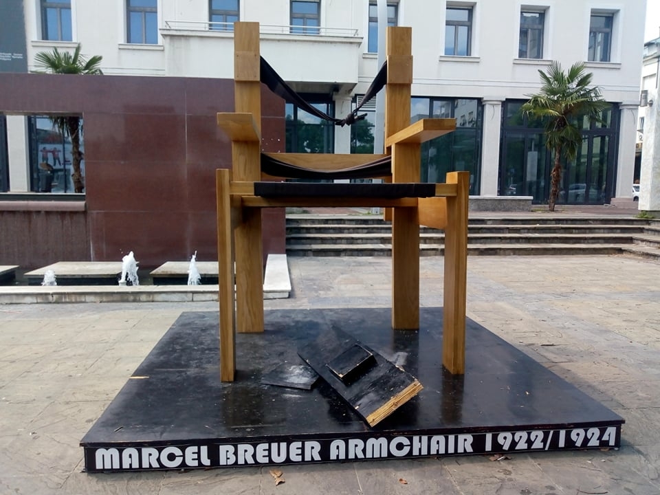 Vandalizam na djelu: Uništena stolica “Armchair” na Trgu nezavisnosti