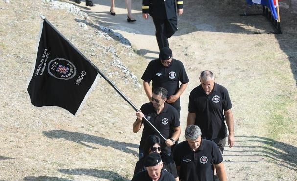 HOS-ovci usred Knina vikali “Za dom spremni”: “To je isto kao kada u crkvi kažete hvaljen Isus”