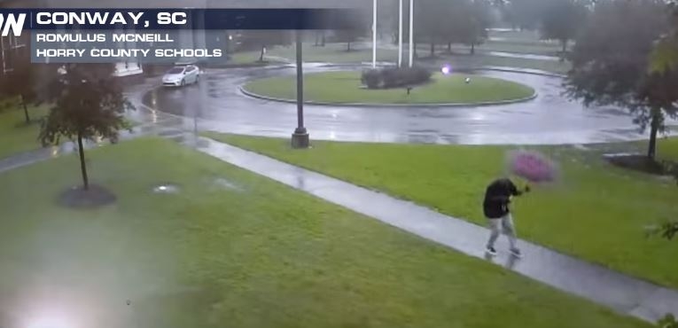 (VIDEO) Pogledajte kako je grom udario u muškarca dok je nosio kišobran!