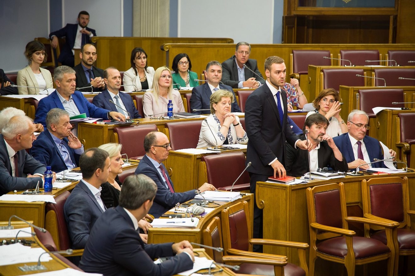 Vukadinović za Standard: “Demokrate moraju u Vladu, potpuni raskol u opoziciji”