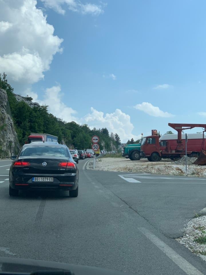 (FOTO) Saobraćajna nezgoda na putu Cetinje – Budva: Pozajmio motor od druga pa se zakucao u automobil