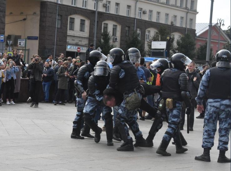 Preko 700 uhapšenih na protestima u Moskvi (VIDEO)