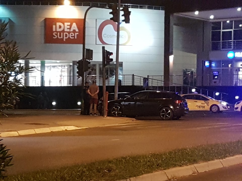 Udes kod Gintaša, od siline udara auto se odbilo i udarilo u semafor