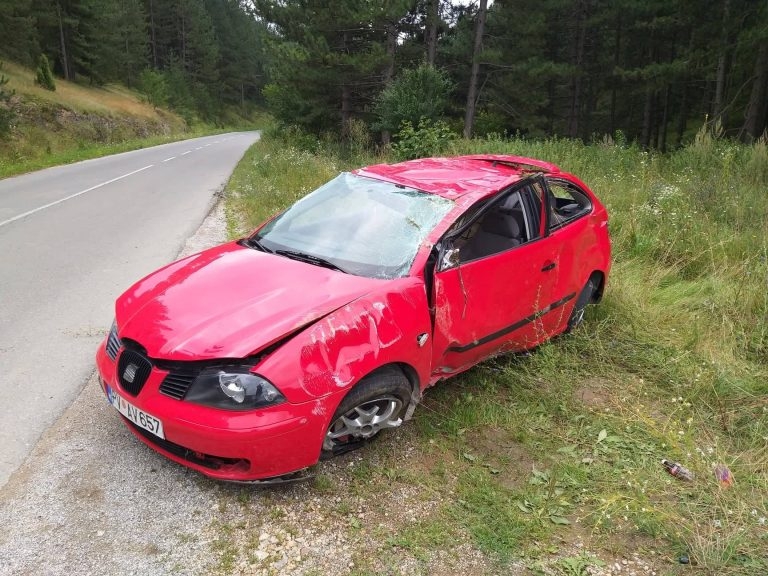 Saobraćajna nezgodna kod Pljevalja, mladići izletjeli sa kolovoza i udarili u stijenu