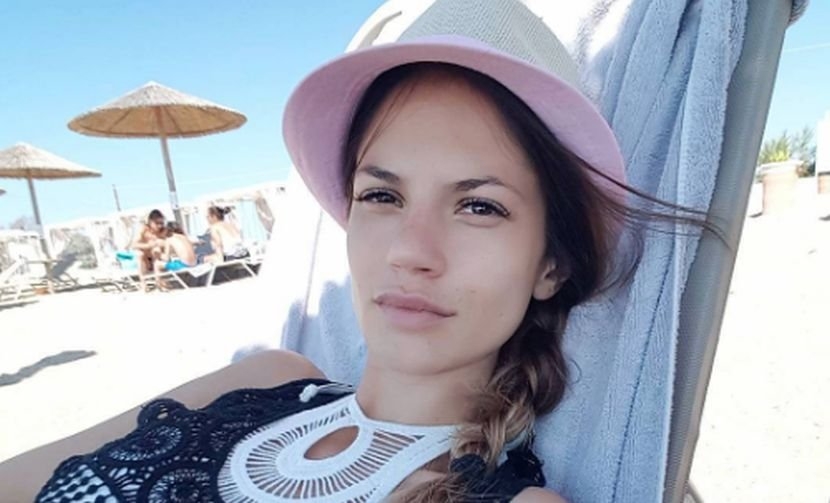 Amidžićeva žena raspametila i muškarce i žene novom fotkom sa plaže u crvenom kostimu