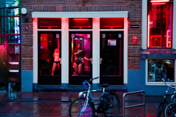 Prostitutke se pobunile protiv “selidbe”: Šta će biti sa ulicom crvenih fenjera u Amsterdamu