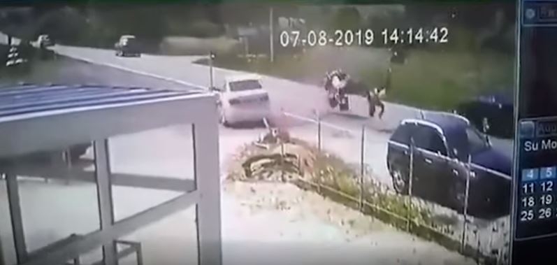 Uznemirujući video: U sudaru motora i automobila kod Čačka teško povrijeđeni muškarac i dijete