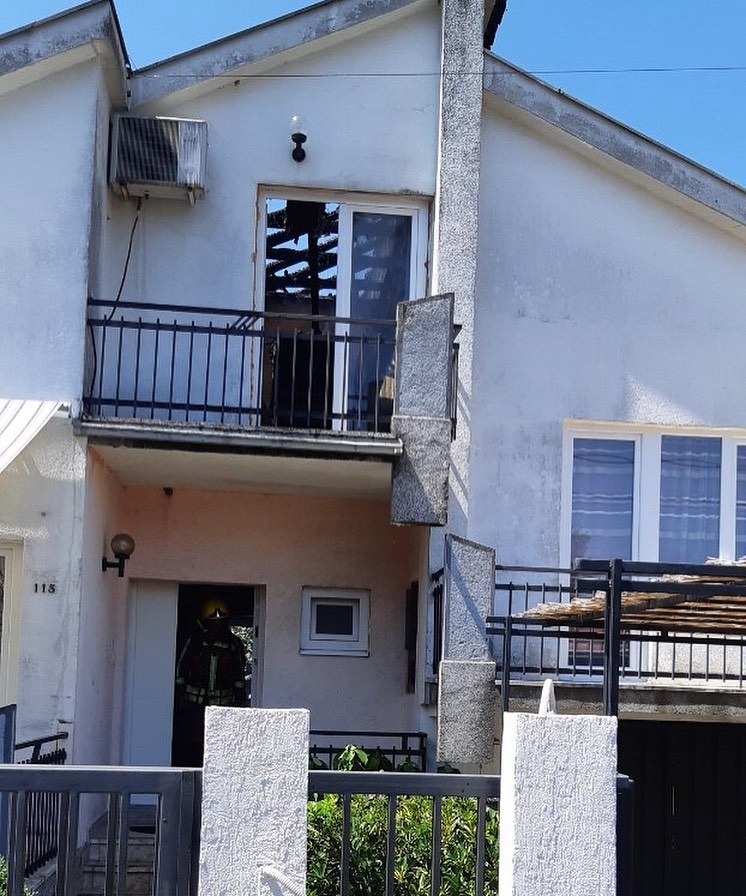 Gorjela kuća u Tološima