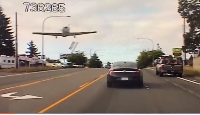 Avion prinudno sletilo na sred ceste (VIDEO)