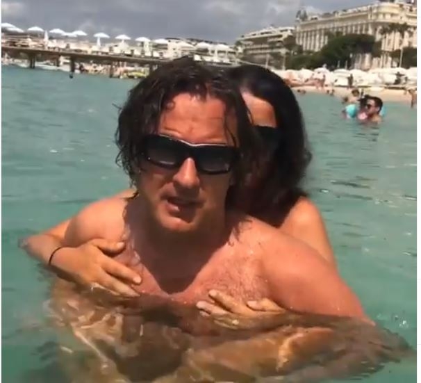Željko Mitrovića zgubio opkladu, pa sa Milicom na leđima morao da izigrava konja