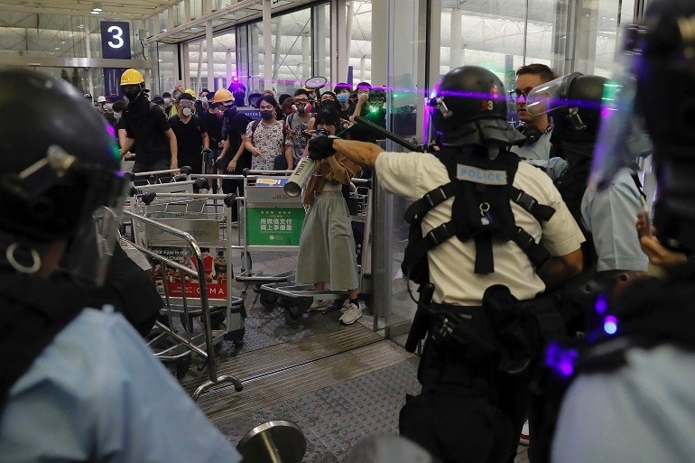Hong Kong: Policija se povukla sa aerodroma
