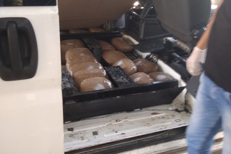 Crnogorac pokušao da unese skoro 32 kg marihuane u BiH: U kombiju pronađeno 30 paketa droge