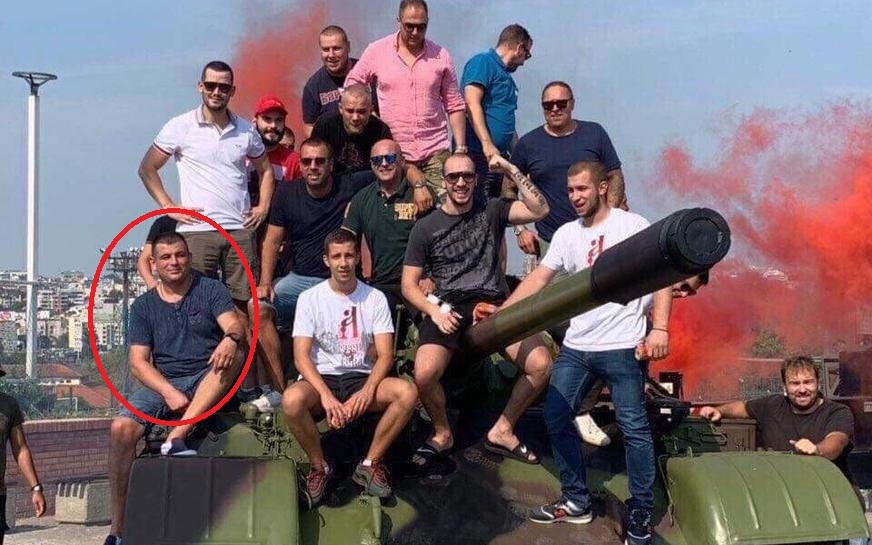 Potpredsjednik Opštine Herceg Novi na tenku ispred stadiona Crvene zvezde u Beogradu