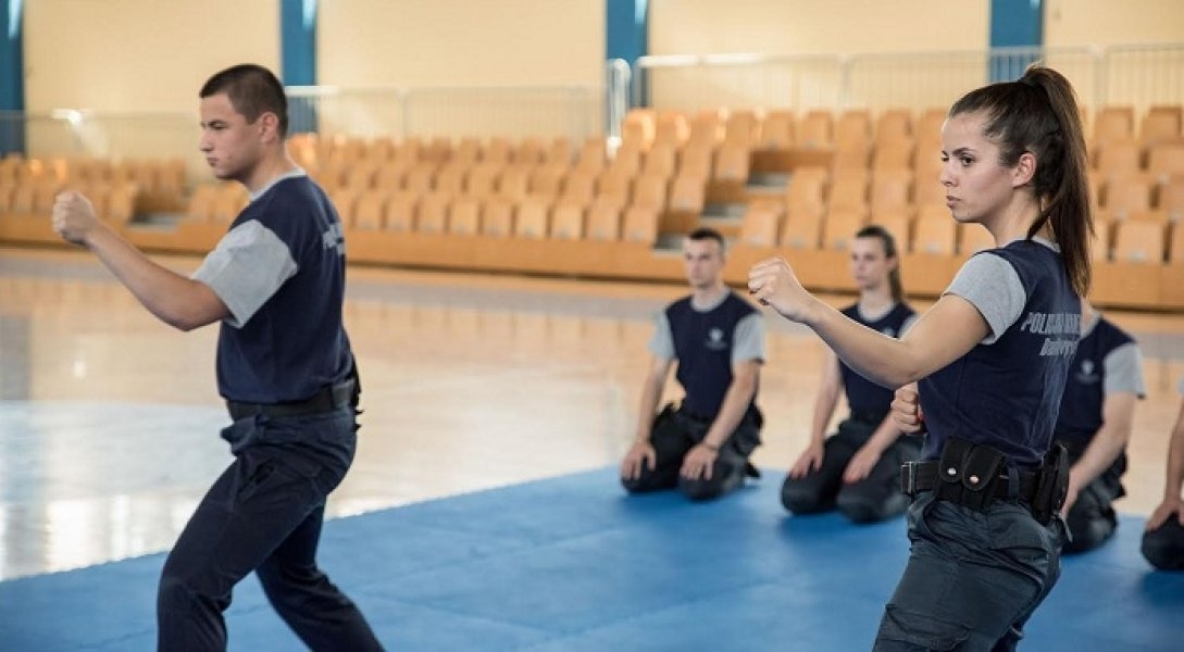 Danju časovi, vježbe, sklekovi-noću druženje i odmaranje