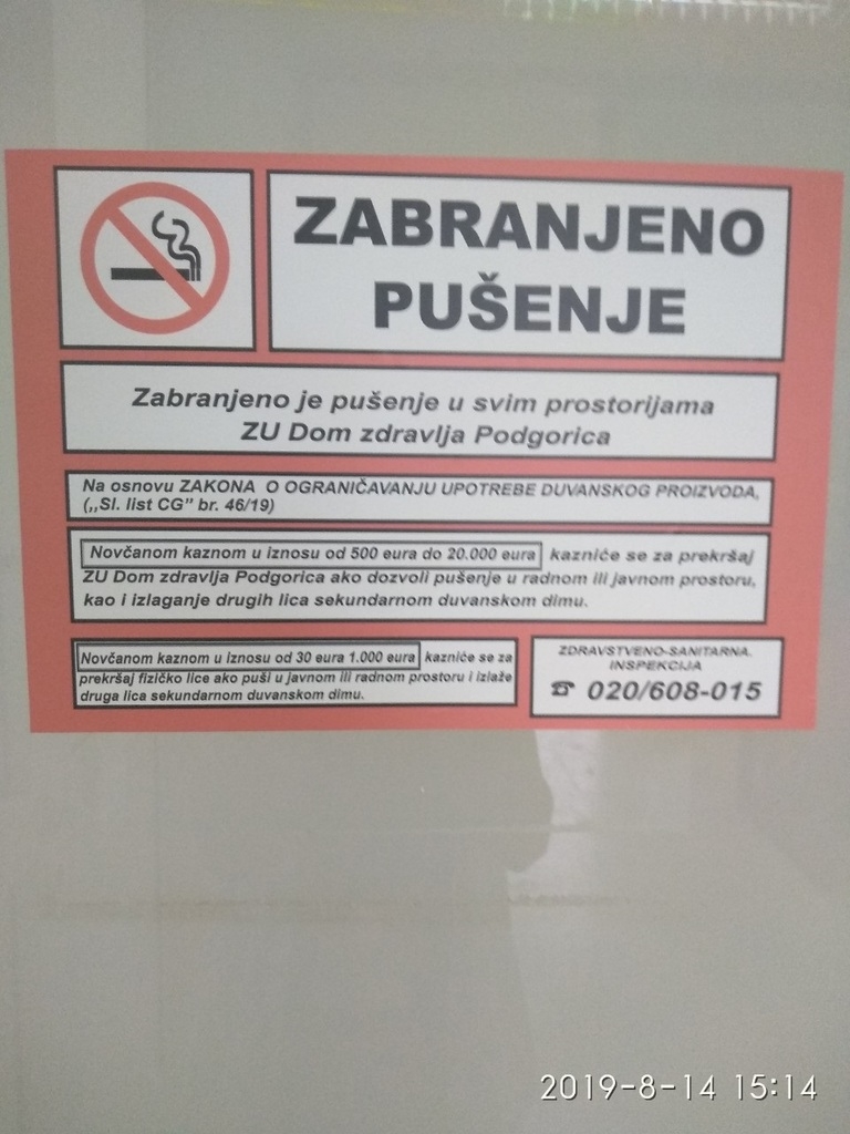 Naljepnice o zabrani pušenja na objetima Doma zdravlja Podgorica