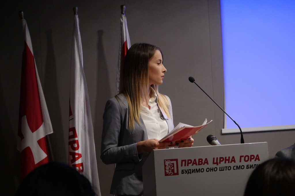 Krsmanović: Mladi nemaju ni za garsonjeru, a ministri DPS-a stanovima obezbjeđuju unuke