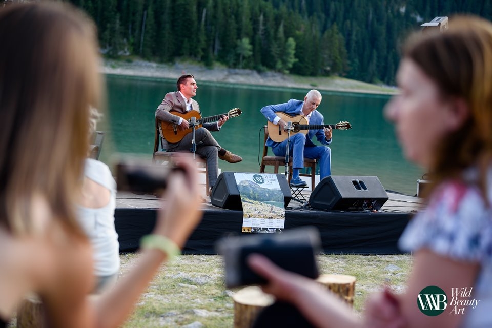 (FOTO) Nesvakidašnji koncert na Crnom jezeru u sklopu Wild Beauty Art festivala