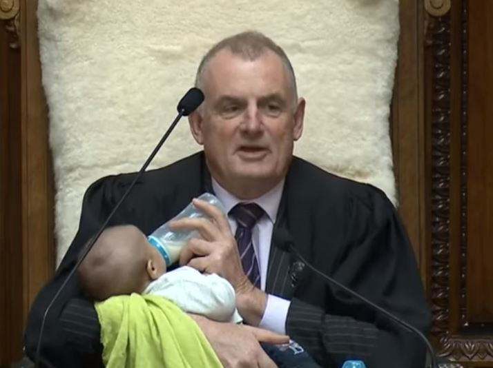 (VIDEO) Predsjednik Predstavničkog doma vodio sjednicu i – hranio bebu