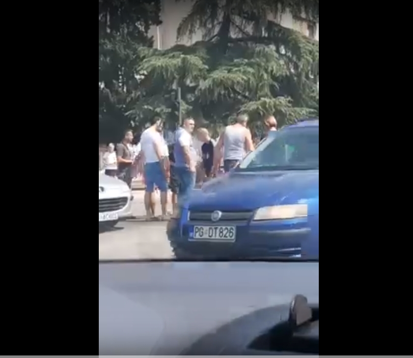 VIDEO – Incident na Zabjelu: Mladić izvukao vozača iz automobila pa ga pretukao