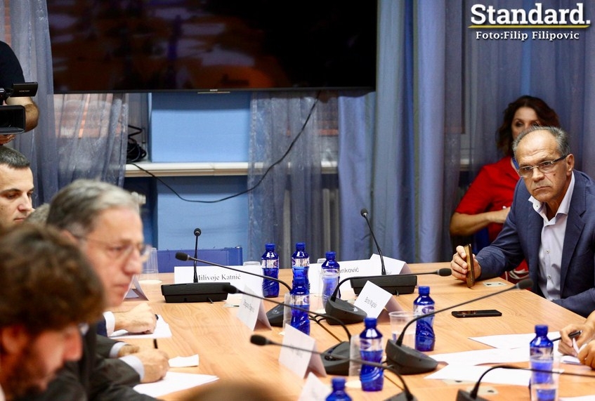 Stanković i Katnić ne žele da raspravljaju o “koverti”: “Ovo je šamarčina Skupštini, kazniti tužioce”