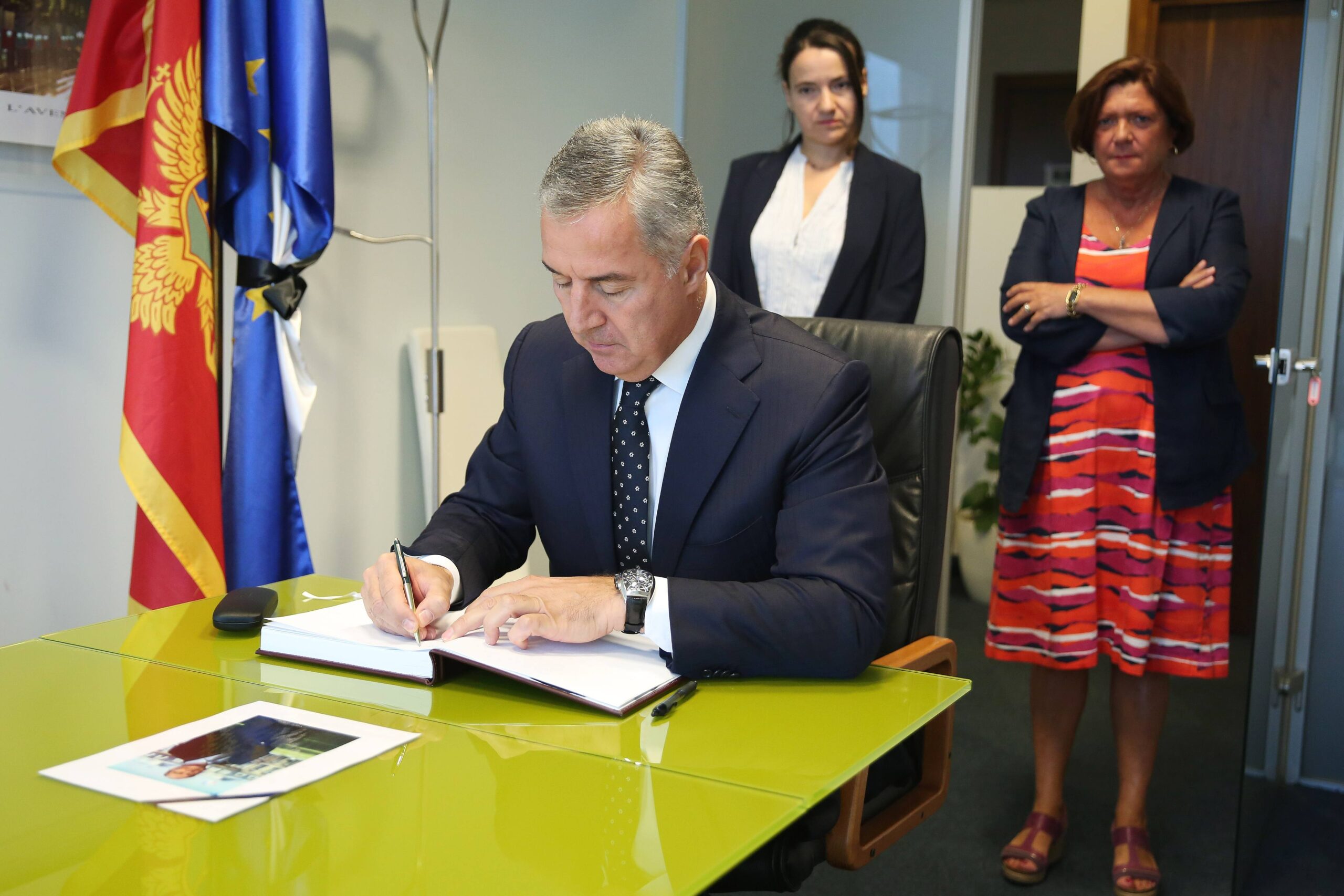 Đukanović se upisao u Knjigu žalosti u ambasadi Francuske
