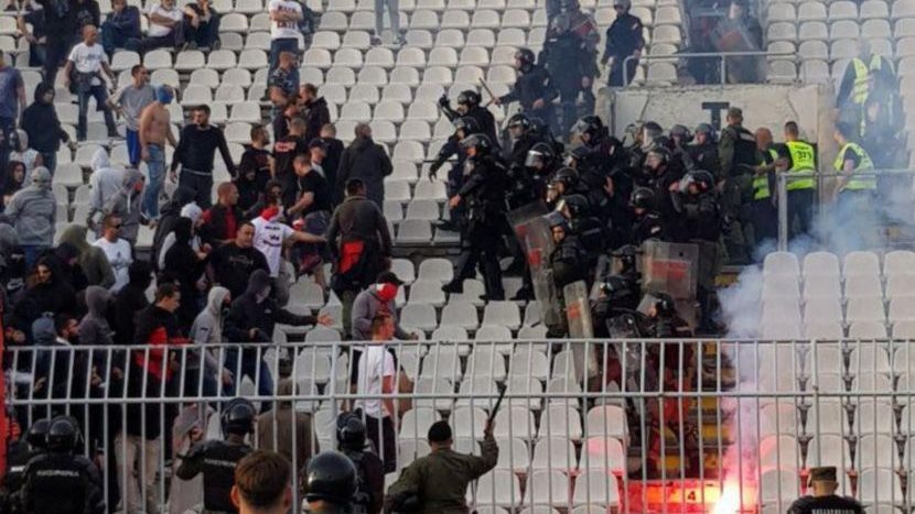 Haos na derbiju: Brutalna tuča Delija i policije, a Grobari ih zasuli bakljama