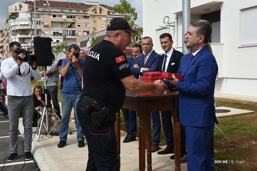 Nuhodžić uručio ključeve stanova pripadnicima službi bezbjednosti