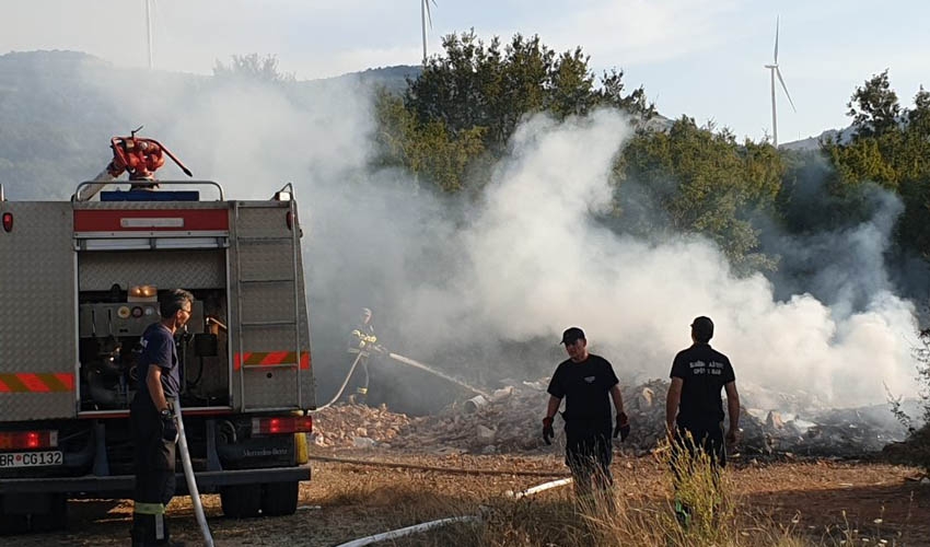 Bar: Nepoznata osoba zapalila gume, požar se proširio pa zamalo zahvatio šumu