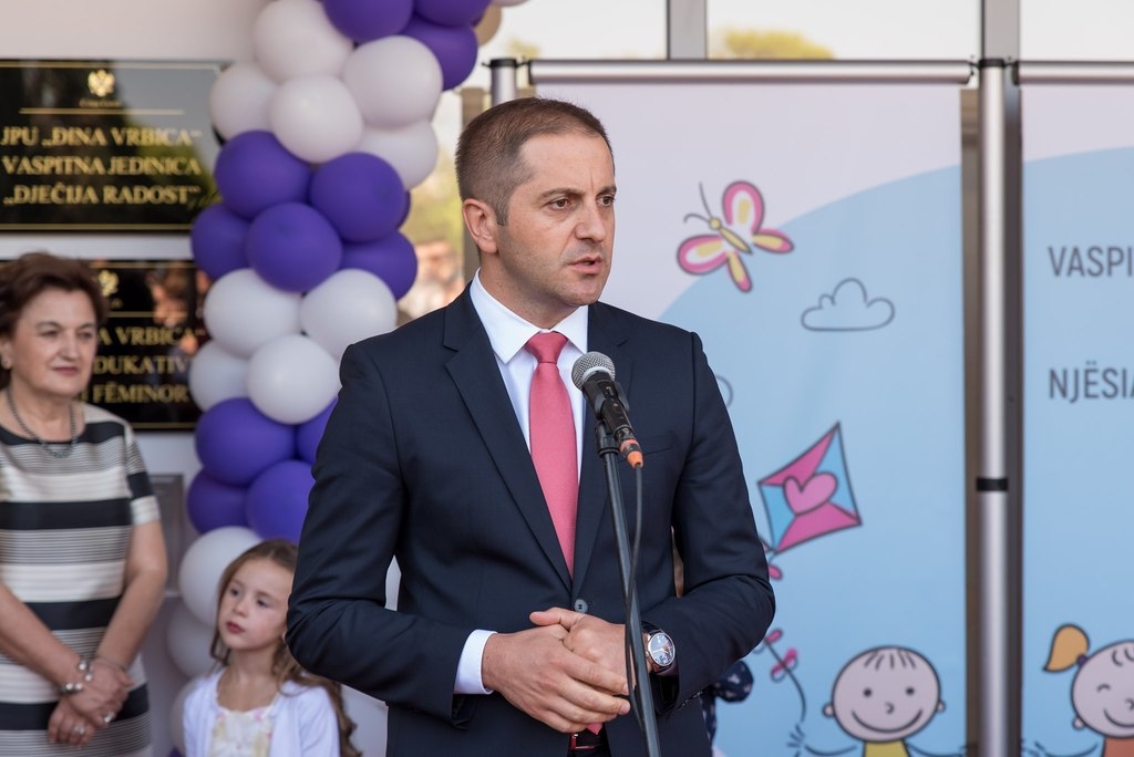Šehović povodom napada na vozača đačkog kombija: “Hitno sankcionisati brutalno nasilje naočigled djece”