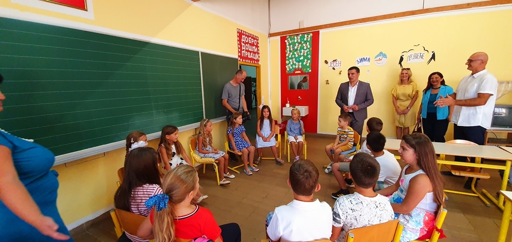 Tivatskim đacima uručeno 583 kompleta udžbenika