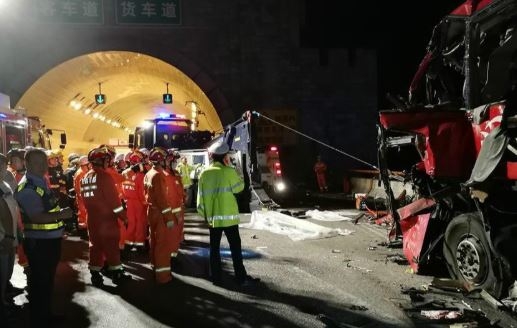 Jeziva saobraćajna nesreća u Kini: Autobus prešao u suprotnu traku i udario kamion! 36 mrtvih, devet povrijeđenih!