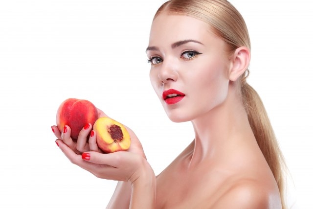 Njegujte se kao supermodel: Genijalan trik protiv podočnjaka i za zategnutu kožu lica