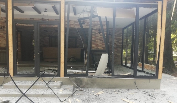 Eksplodirala bomba u Njegoševom parku na Cetinju: Pričinjena velika šteta na objektu