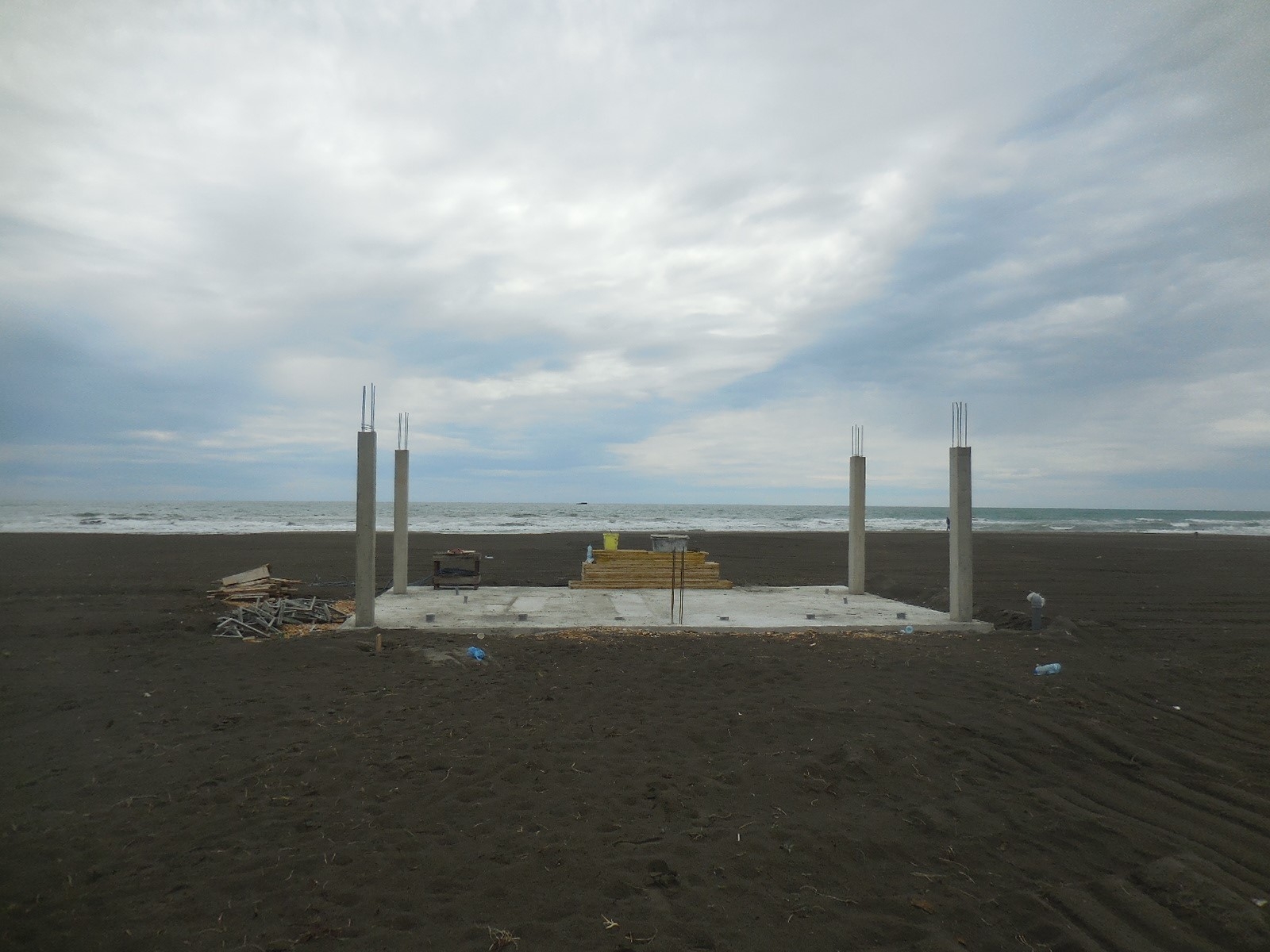Sve nepravilnosti tokom sezone: Betonira se direktno na plaži, divlja gradnja cvjeta, kupališta preplavljena mobilijarom