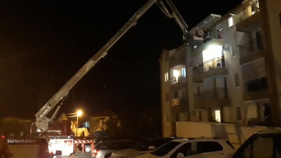 Nesvakidašnja akcija tivatskih vatrogasaca: Dizalicom podigli roditelje do terase stana, dijete unutra spavalo samo