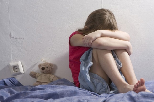 Tukla je bičem, kožnim kaišem i držala u kavezu: Majka brutalno kažnjavala ćerku (6), policija sve otkrila