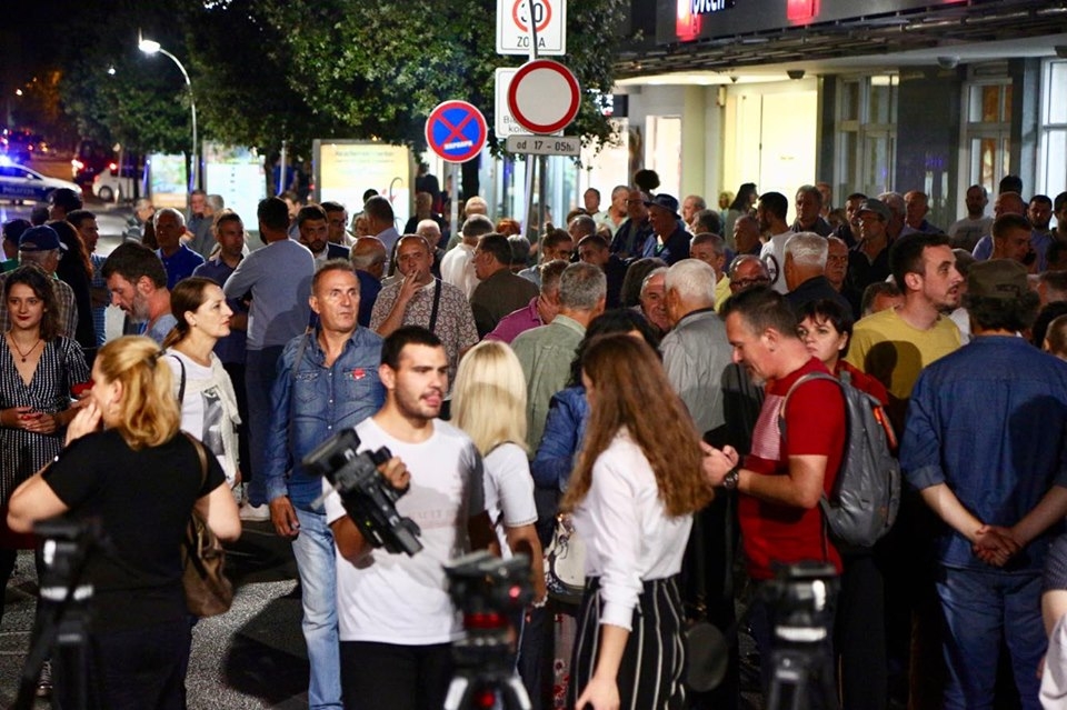 (FOTO) Protest pokreta Odupri se, Perović: “Vlast opljačkala državu i urušila moral, ali nastavljamo borbu sa ulice”