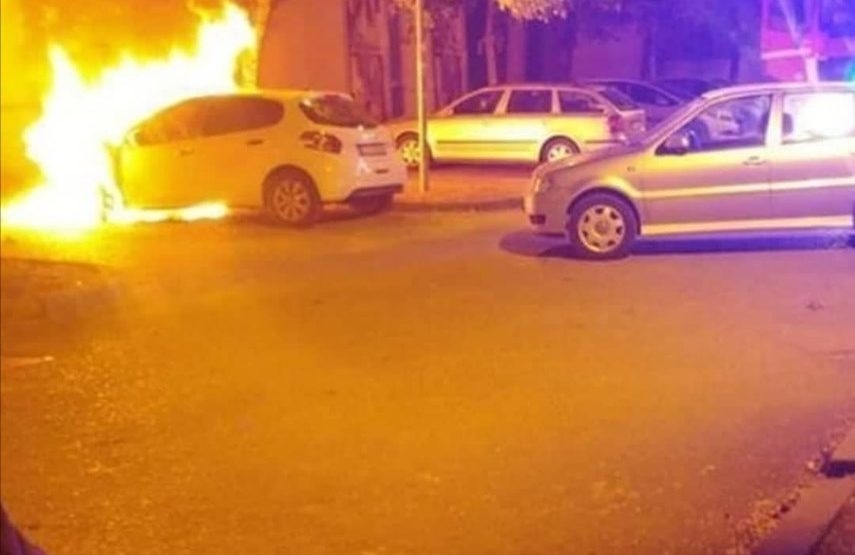 Gorio automobil kod Studentskog doma u Podgorici