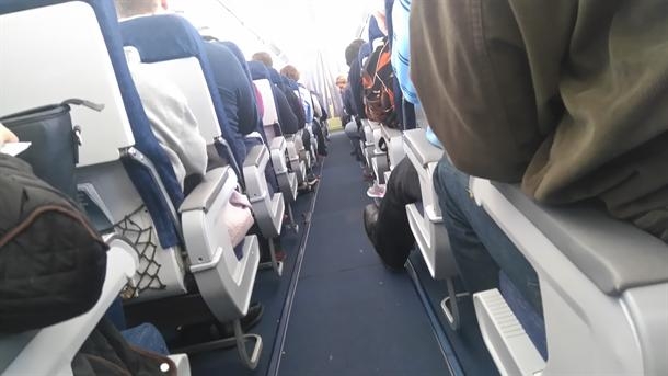 Putnici u šoku: Otvorila vrata da “provjetri” avion