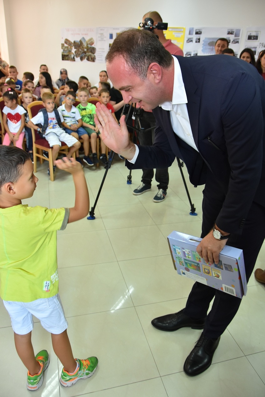 Đeljošaj prvacima uručio udžbenike: Ovo je poseban dan za sve nas