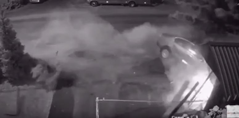 Uznemirujući VIDEO: Vozilo punom brzinom raznosi ogradu u Novom Pazaru, pa udara u montažni objekat