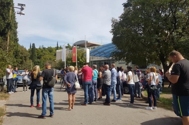 Protest u Podgorici: Prosvjetari traže plate veće 25 odsto