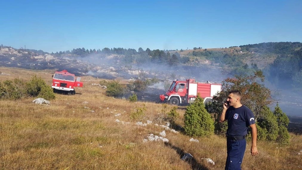 Veliki požar u selu Rudnica kod Pljevalja, vatrogasci se borili sa vatrom skoro šest sati