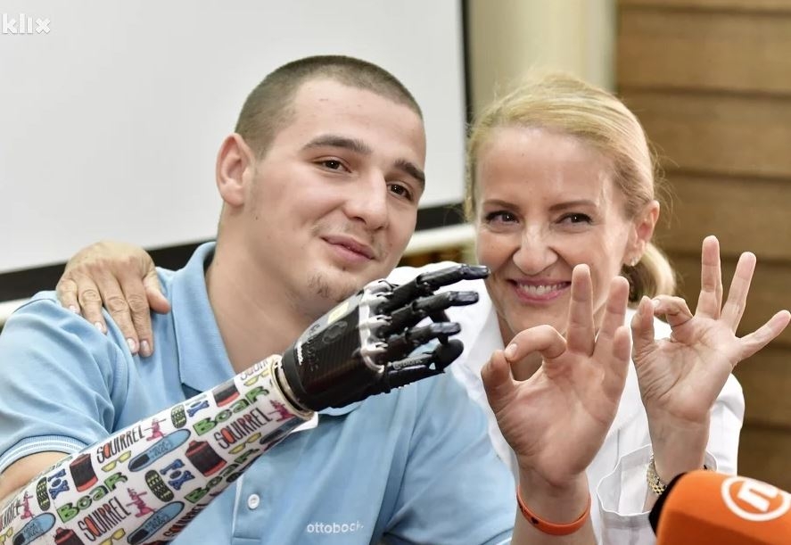 Devetnaestogodišnjak iz Jajca prvi je pacijent u regionu kojem je ugrađena vještačka proteza ruke