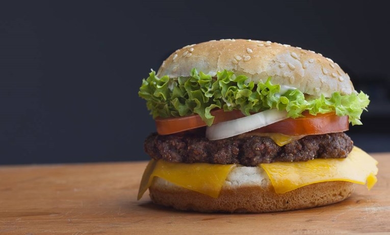 Tinejdžer pojeo burger na proslavi svog 18. rođendana i sat vremena kasnije bio je MRTAV